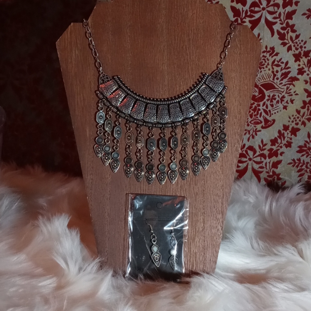 Necklace/Earrings Set